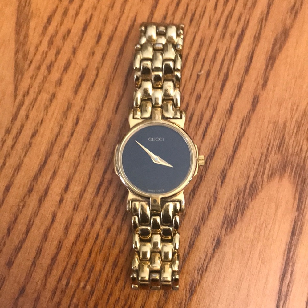 Gucci Luxurious Gold Bracelet Watch